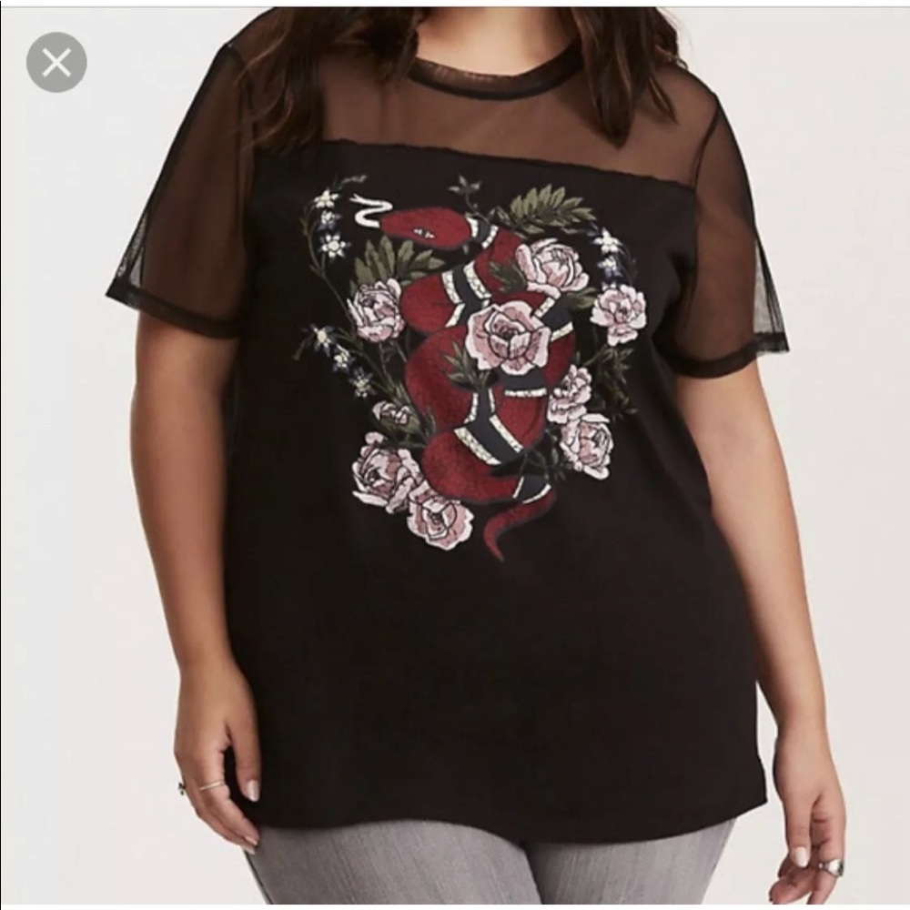 Torrid Black snake graphic tee- 4 excellent cond